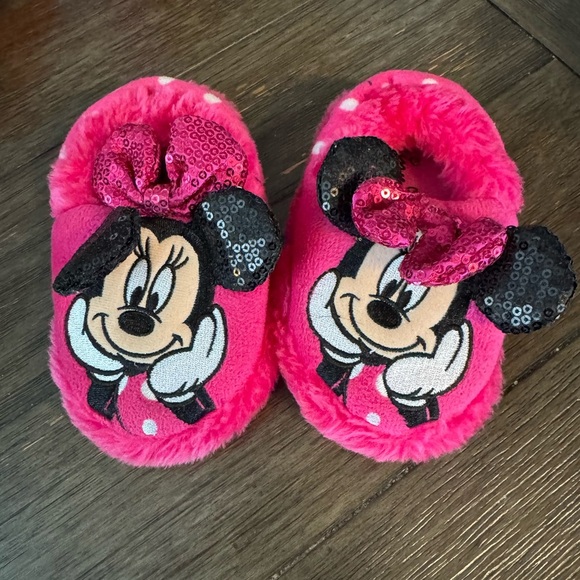 Girls Minnie Mouse slippers size 5/6 toddler - Picture 1 of 3